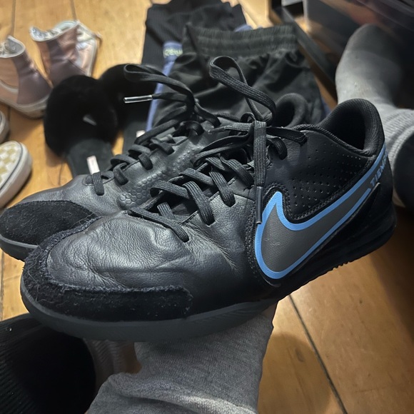 Indoor soccer shoes - Picture 2 of 2